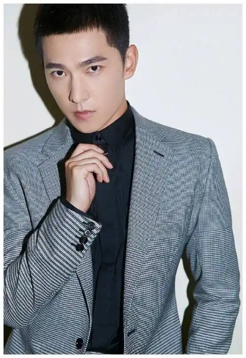 杨洋最新款寸头造型亮相清爽干练发型尽显俊朗英气的型男魅力