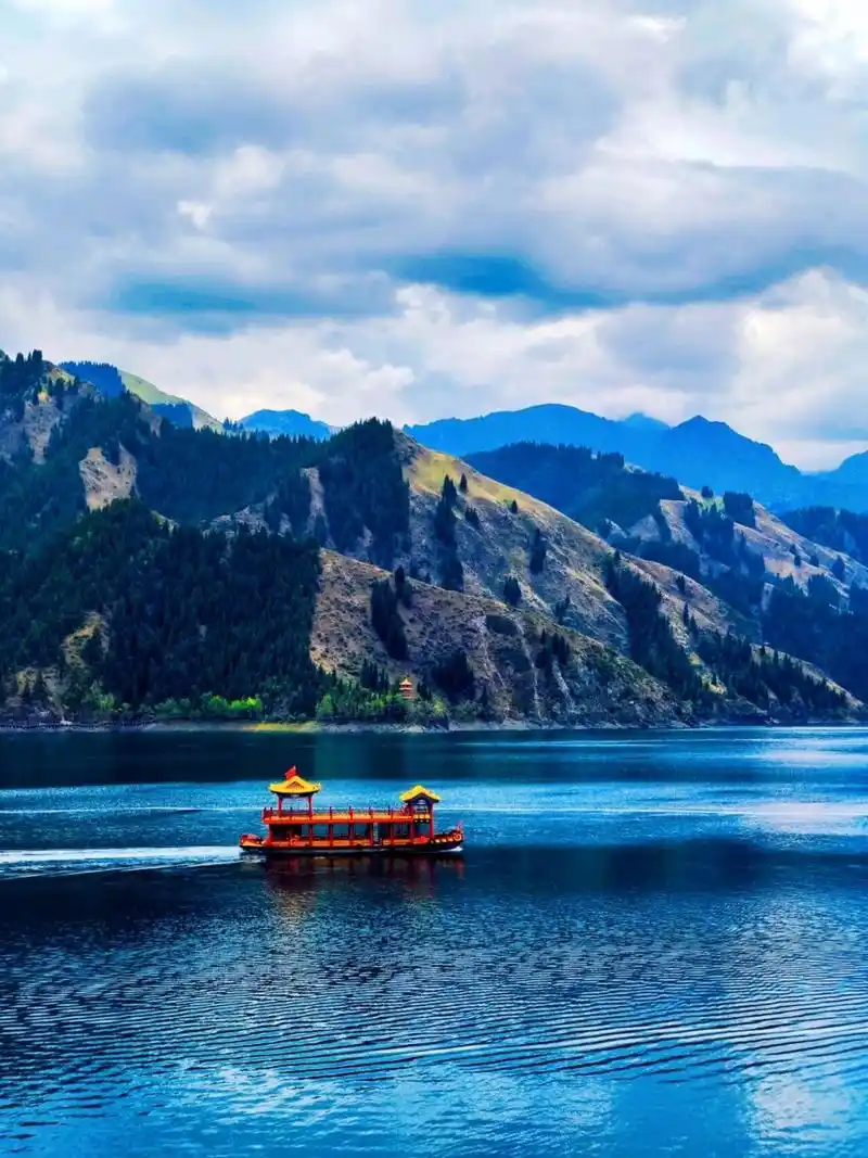 96关于【天山天池】 天山天池风景名胜区位于新疆维吾尔自治区昌吉