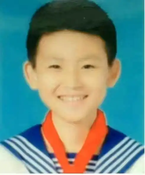 估计那时候的林彦俊应该还不会走路吧!