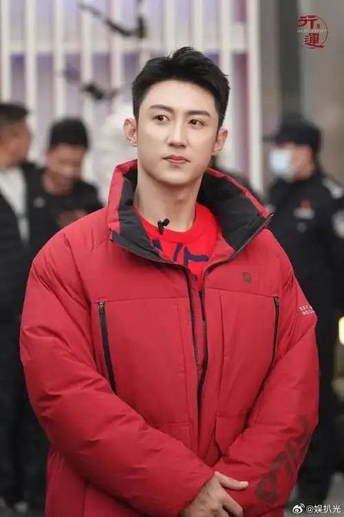 黄景瑜最新直播活动状态真是不要太好,一身#fila龘龘龙#套装透出的是