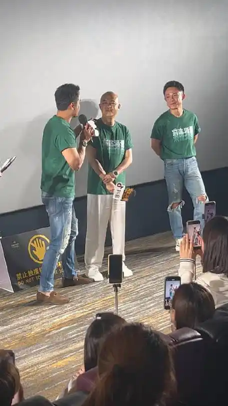 明道亲了包贝尔一口