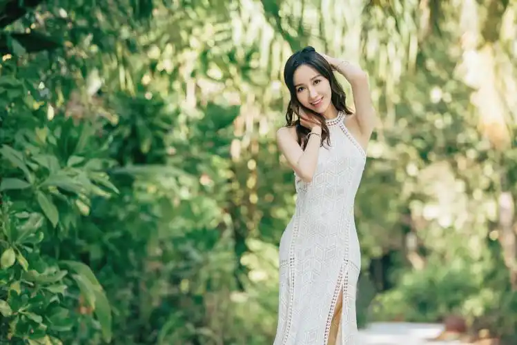 娄艺潇夏日写真 露背长裙秀出曲线美