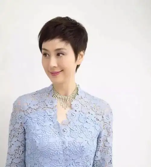 她是京剧大青衣,与大18岁前夫相爱5年离婚,如今47