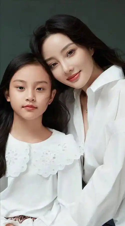 李小璐晒三亚度假照,41岁状态如少女,合影对象引网友热议_照片_好友