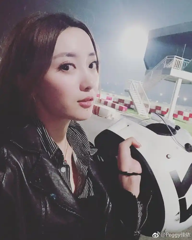 她是最耐看的篮球美女解说,颜值身材不虚美娜,如今22岁依旧单身