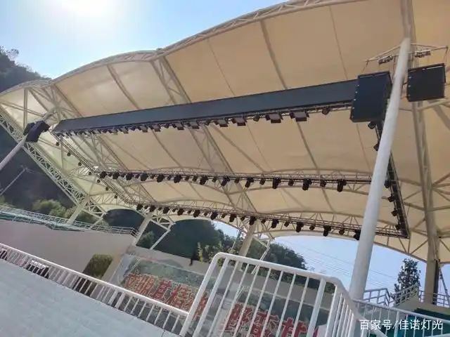 学校体育馆户外演出舞台灯光现场