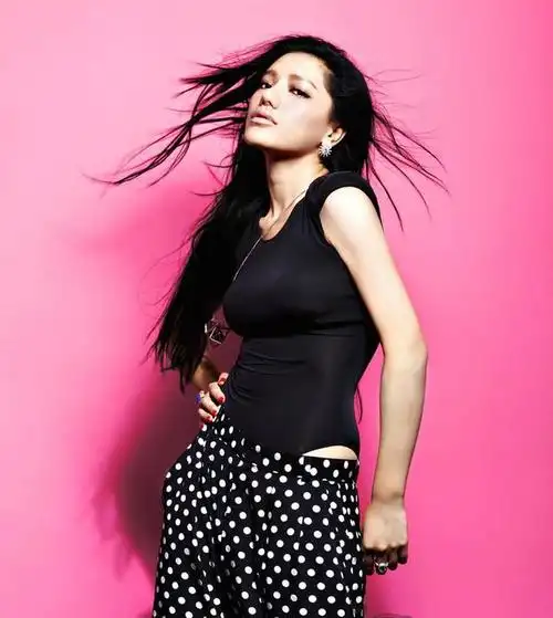 09年超女总冠出身的江映蓉身材大变样,如今混迹不入流商演捞金