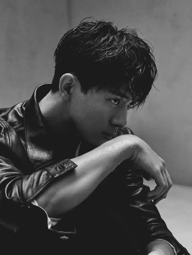 李现时尚大片,男人味十足,背心 衬衫造型时髦帅气