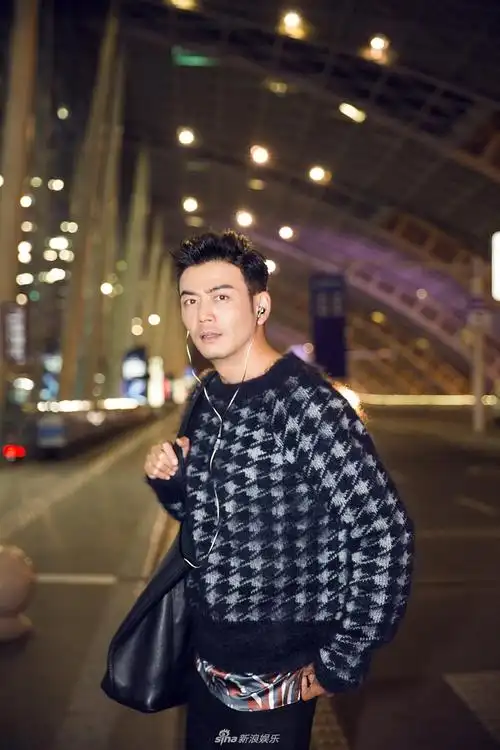 杨烁最新街拍曝光 西装精英变身冬日"暖心男神"