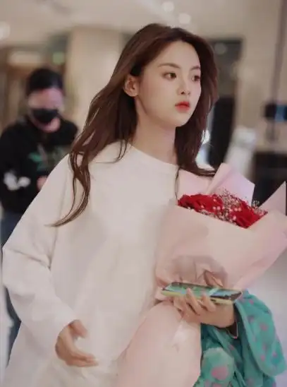 杨超越早年"打工照"曝出,无美颜状态下的她,一脸的青涩单纯