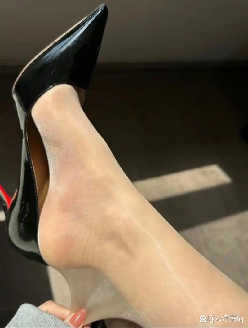 高跟鞋加丝袜 又酸又臭[呕]