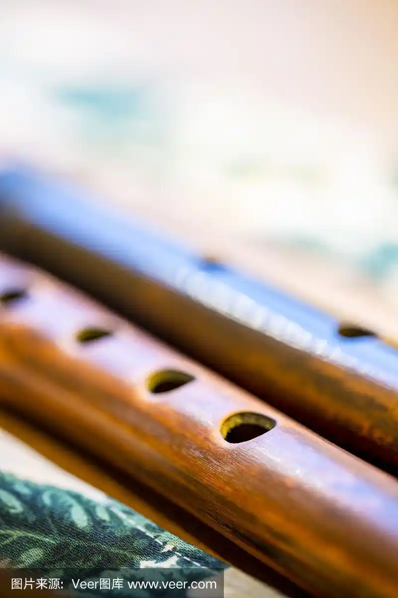 两个竹笛在模糊的背景上,选择性地聚焦前景