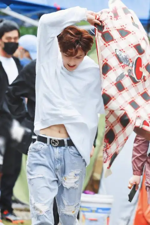 站姐的手速是真实存在的吗?朱正廷上班被抓拍到露出腹肌一角