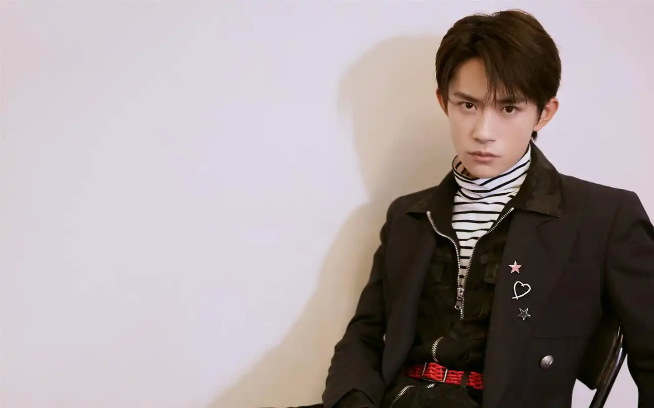 易烊千玺简约帅气写真图片桌面壁纸