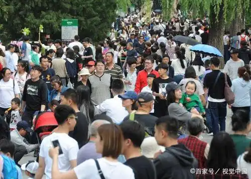 五一"假期第三日,北京动物园内外人头攒动,游客如潮,迎来旅游客流高峰