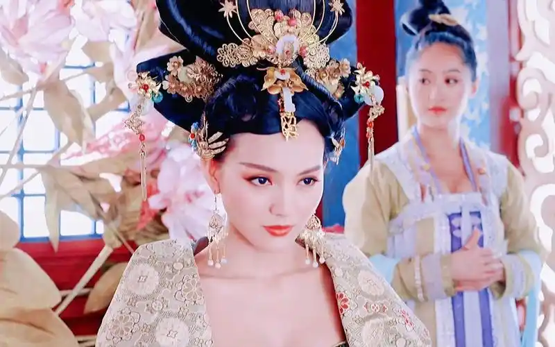 武媚娘传奇刘贤妃的头饰与衣柜2种造型一枚棋子难逃一死