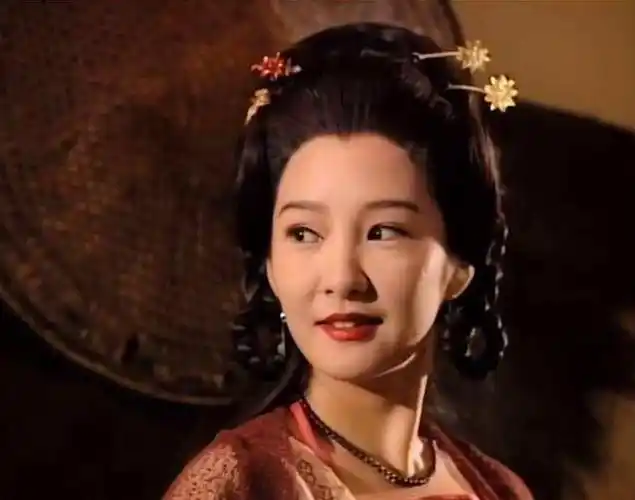 "李莫愁"雪梨:与大15岁男星相爱,18岁为他生子,可惜至今单身