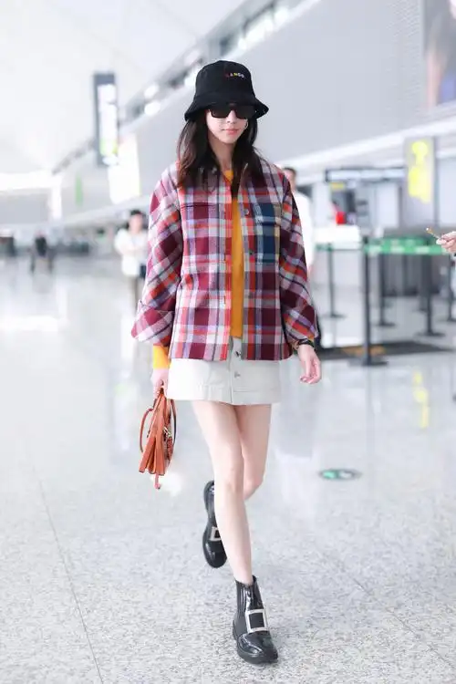 张钧甯机场彩虹穿搭明媚亮眼温柔随性文艺感十足