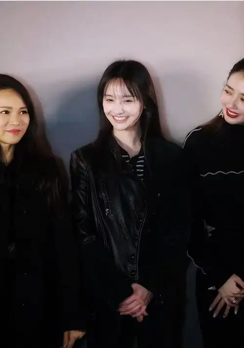 郑爽身穿阔腿裤西装造型现身首映礼生图也是超能打的状态