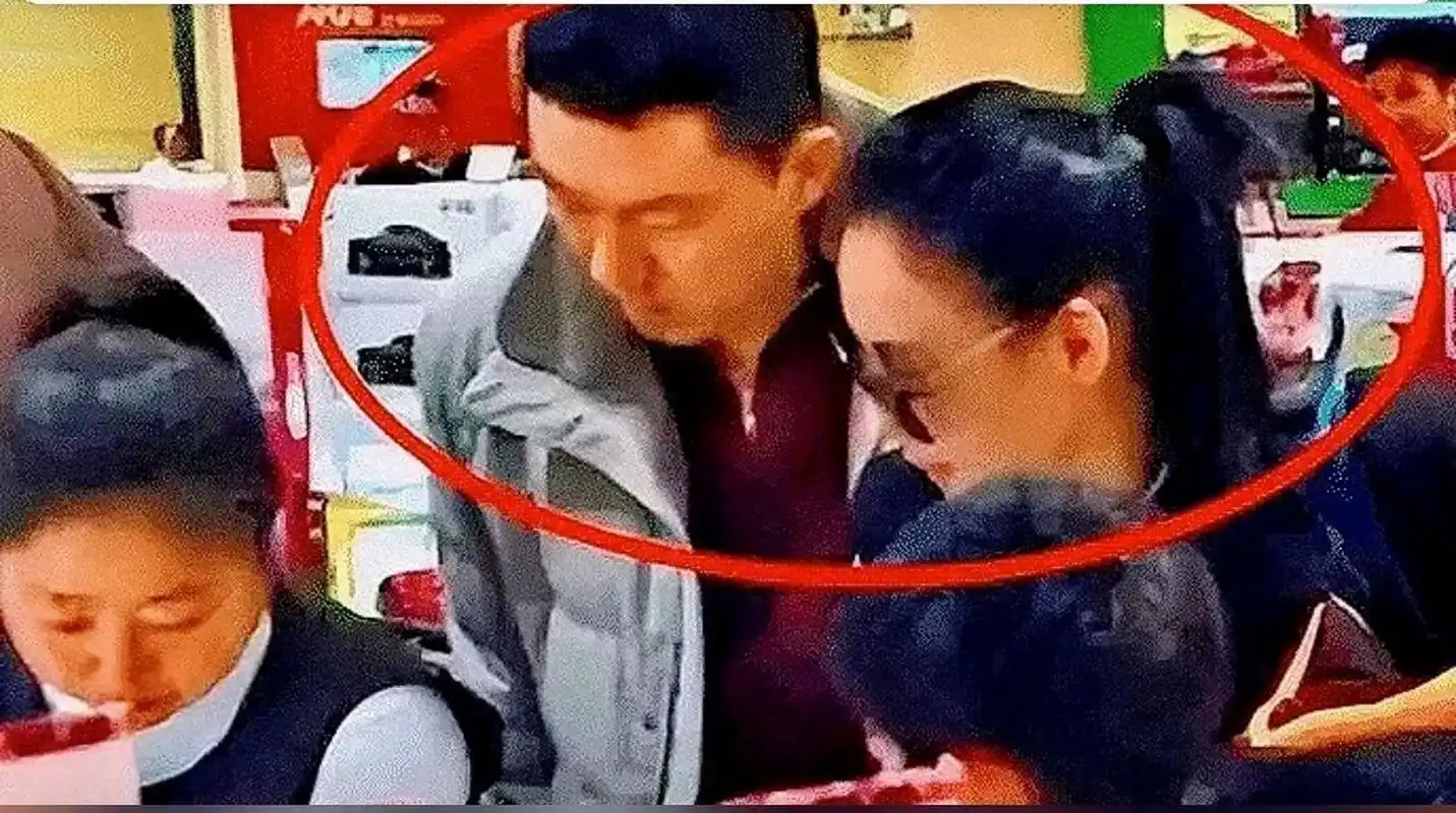 张柏芝和孙东海被拍到同框出现,两人之间的关系一直扑朔迷离.