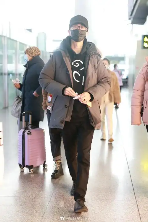 2020年12月19日,北京,许嵩现身机场.