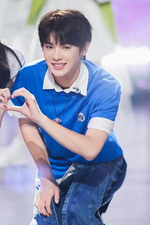 黄明昊你好星期六白衬衫造型##你好星期六