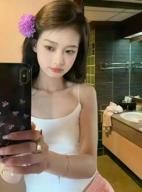 王思聪新女友官宣恋情,称喜欢他的幽默,前女友小羽直播发泄不满