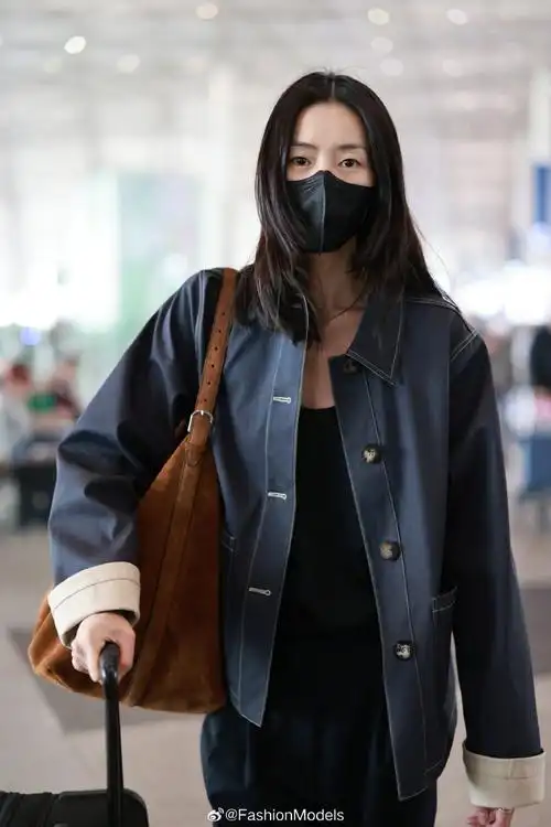 表姐#刘雯#今晨现身机场,出发前往上海出席活动.