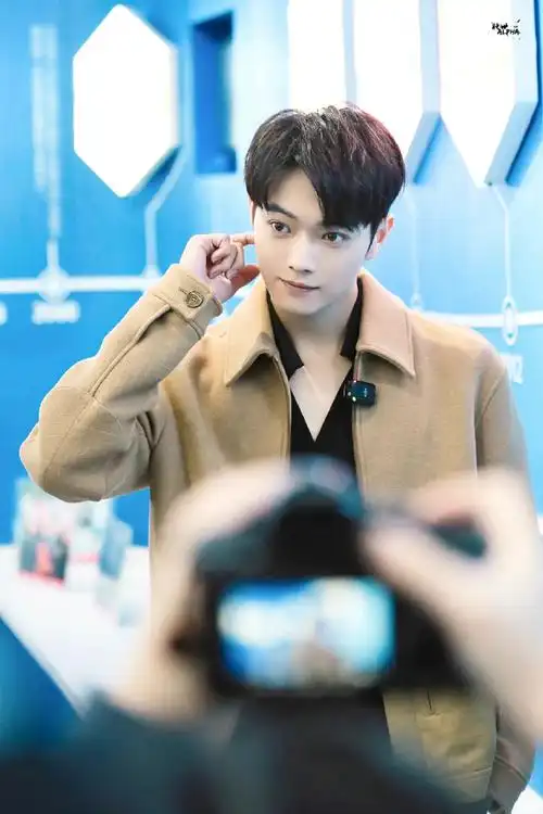 许凯上错高铁了##路人镜头下的许凯##许凯卡其色休闲装造型