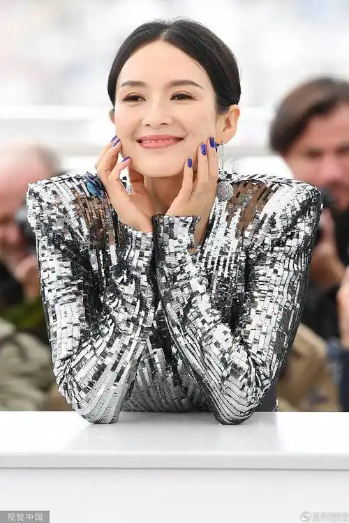 绝对c位!章子怡开个人发布会排面大 霸气登场闪闪发光