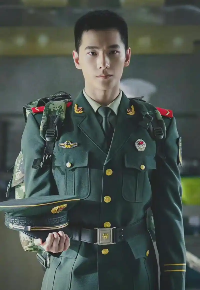 剪寸头涂黑脸依然又苏又man,杨洋《特战荣耀》如何做到统一审美?