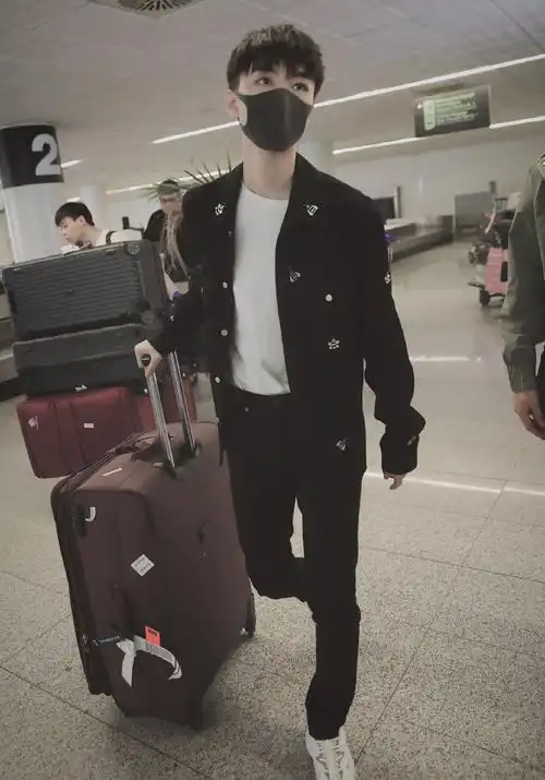 原创久违的机场秀来了王俊凯顶着新发型拖着超大行李箱有范儿