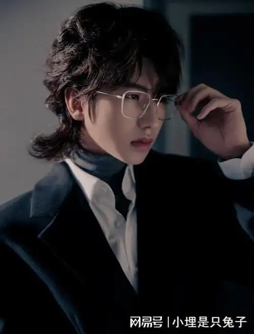 蔡徐坤新造型亮相品牌活动, 狼尾短发搭配金丝眼镜, 气质超抢镜!