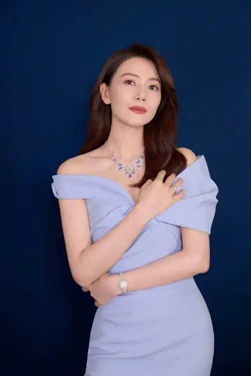 高圆圆现身时尚商城,大v领秀美肩,紧身礼服裙勾勒婀娜身姿