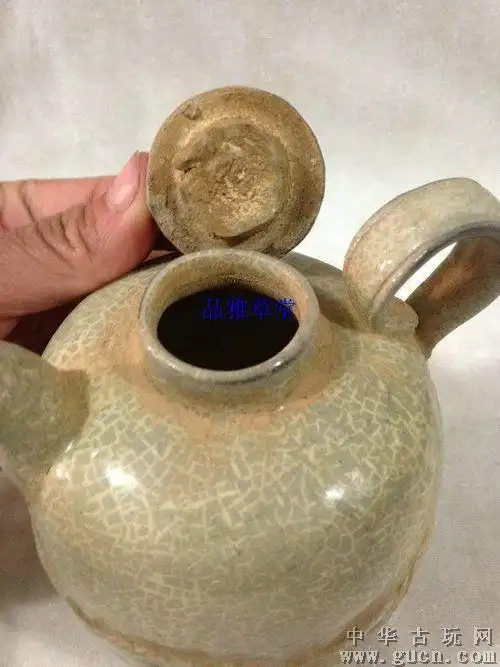 定窑开片莲花纹壶