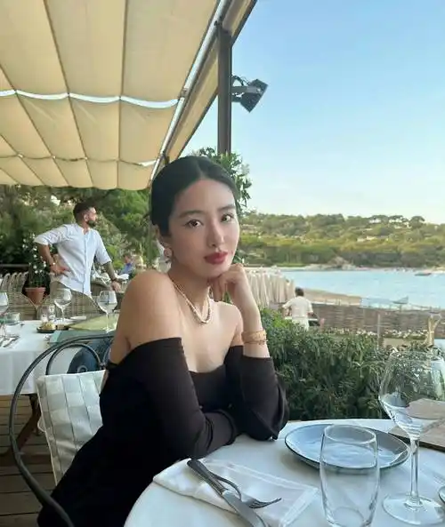 杨采钰素颜出镜超惊艳,白裙优雅黑裙性感,法式女神可塑性绝了_连衣裙