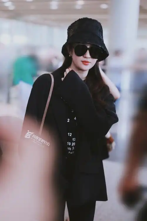 刘亦菲机场全黑造型##刘亦菲黑色亮片渔夫帽