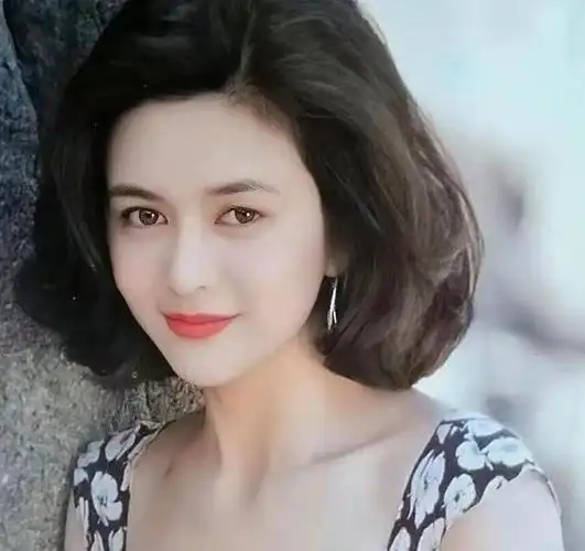 关之琳魅力有多大?看完她的泳衣剧照,总算理解啥叫女人味!