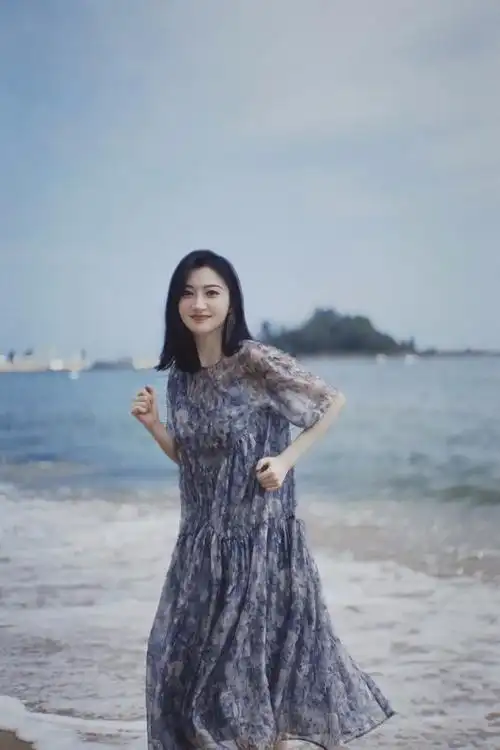 景甜海边美照曝光穿碎花纱裙回眸气质清冷