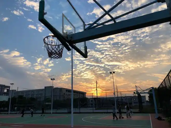 "有篮球场的夕阳,绝对是最美的地方之一"