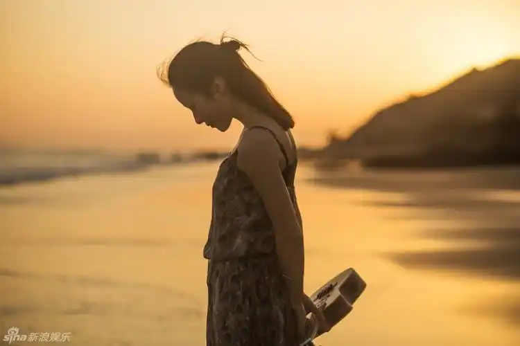 江一燕独坐沙滩露内衣湿身撩人长发妩媚