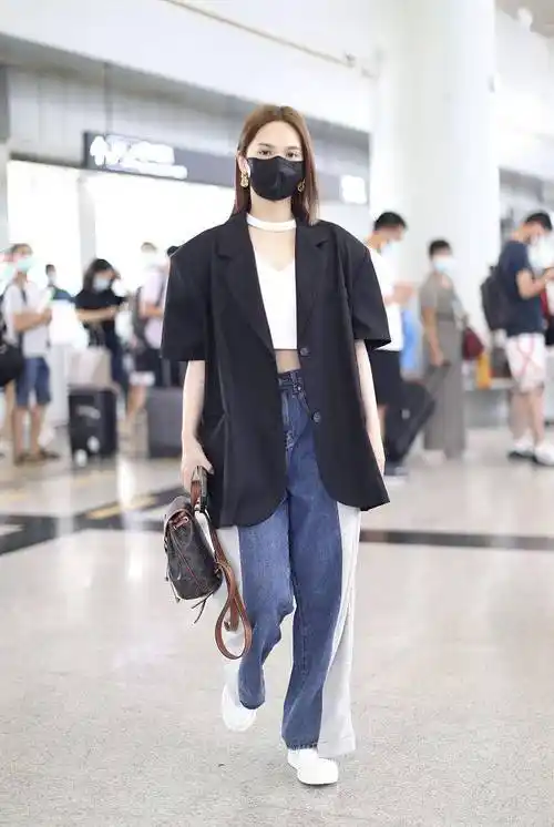 杨丞琳穿宽肩西装搭配白色露脐内搭 拼接牛仔裤休闲不输型格
