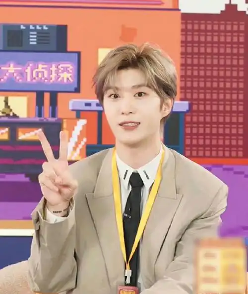 范丞丞乖巧坐姿#范丞丞今日直播坐姿也太乖巧了,脸颊比心好乖好堪爱