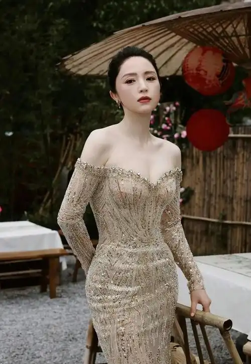 董璇金色深v礼服造型爱慕太美了676767