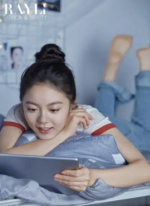 不愧是网友心中的初恋女神|上衣|裙子|妆容|发型|赵今麦|丸子头|英伦