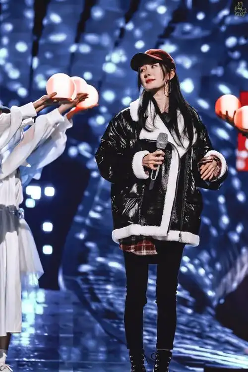 杨幂超话ym#杨幂湖南卫视跨年晚会彩排视频#2021.12.