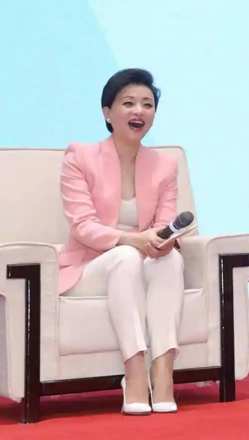 原创52岁杨澜魅力不减皮夹克配喇叭裤尽显干练头上染一抹蓝真飒