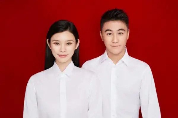 奚梦瑶晒与何猷君结婚证件照:这个人真有眼光