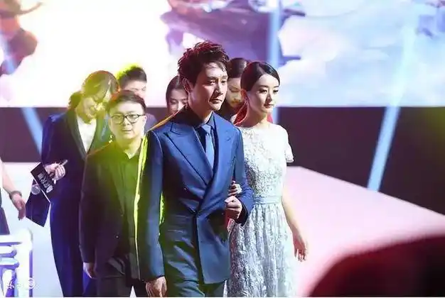 赵丽颖与冯绍峰复合婆婆拿一亿房产求复婚关系扑朔迷离