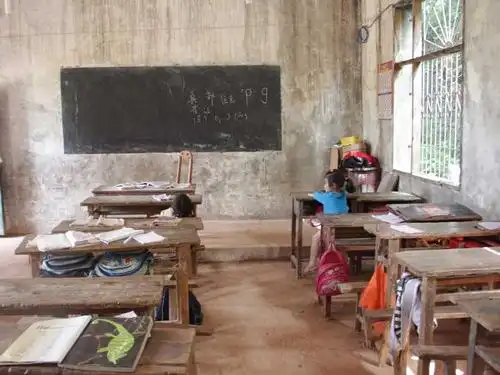 山沟里的希望 援助摇石山村小学